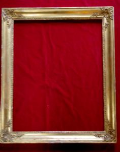 Cornice in legno dorato Impero con 4 angoli intagliati, piccolo bordo esterno a tondino.Sagoma Impero. luce cm.72 x 58 est.87 x 71